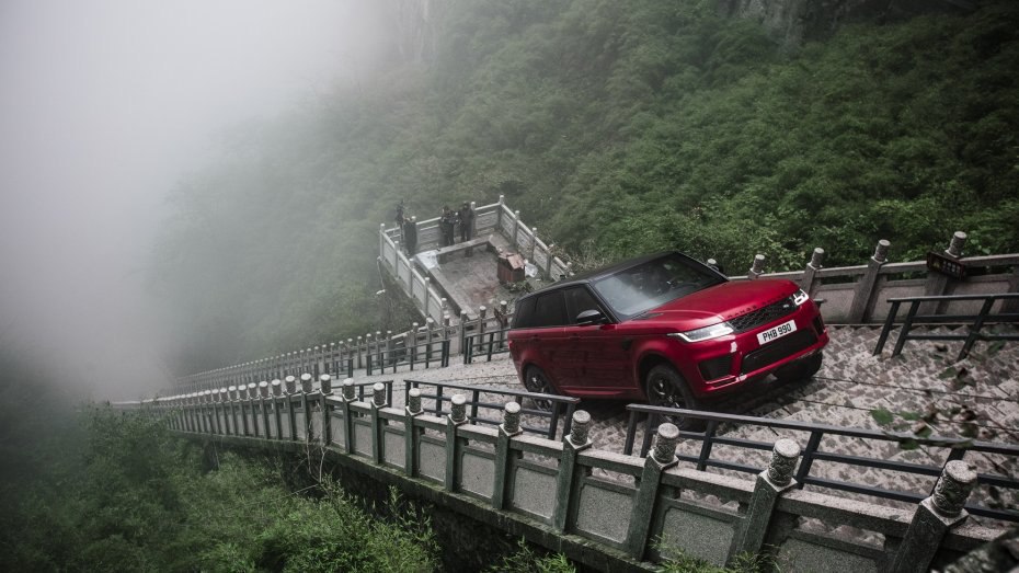 Range Rover поднялся на вершину китайской горы 